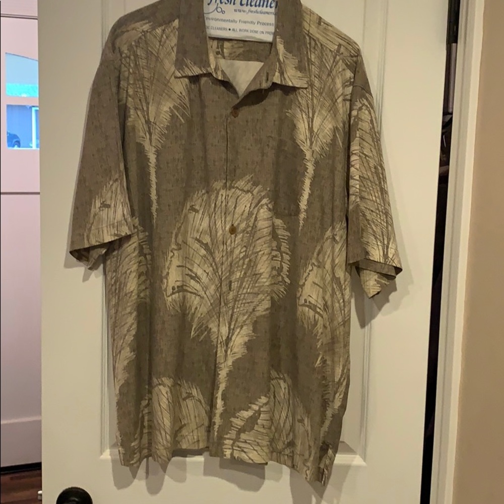 Tommy Bahama men’s button down shirt